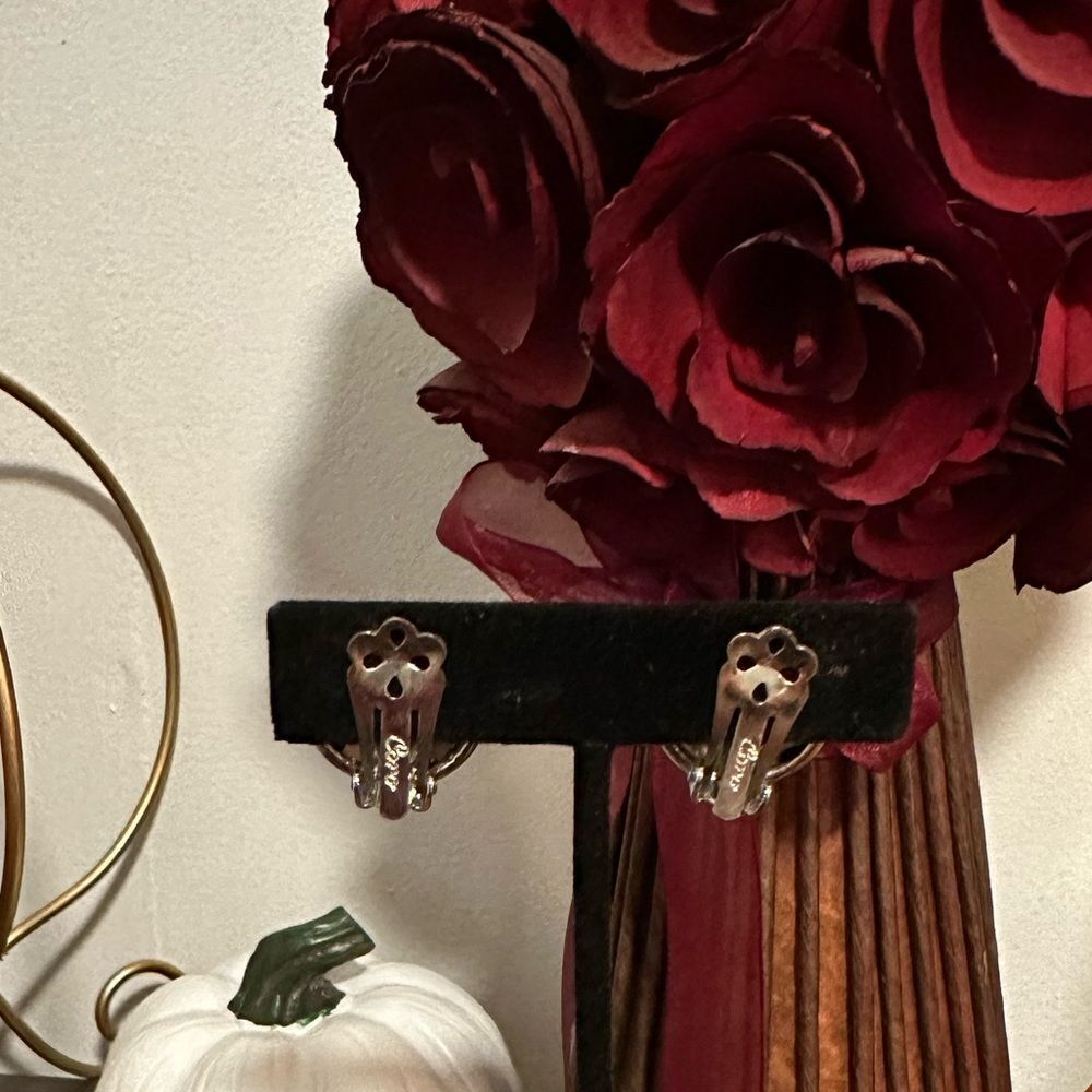 VINTAGE ROUND SILVERTONE CLIP EARRINGS - Picture 3 of 3
